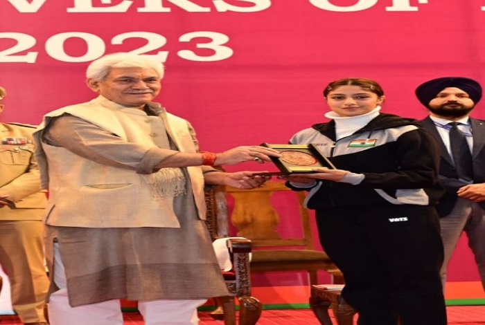 जम्मू-कश्मीर के उपराज्यपाल मनोज सिन्हा ने  महिलाओं को सम्मानित किया