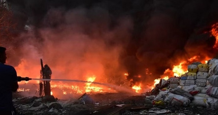 ठाणे में कबाड़ के दो गोदाम में लगी आग