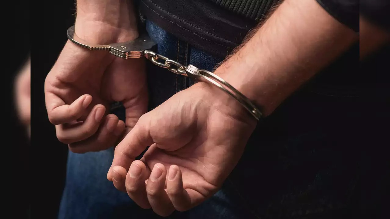 परीक्षा में अनुचित साधनों का उपयोग करने के आरोप में 15 लोग गिरफ्तार