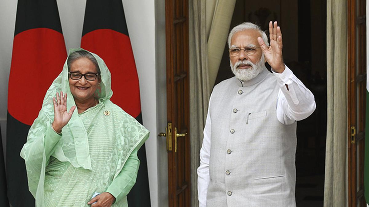 प्रधानमंत्री नरेन्द्र मोदी और उनकी बांग्लादेशी समकक्ष शेख हसीना