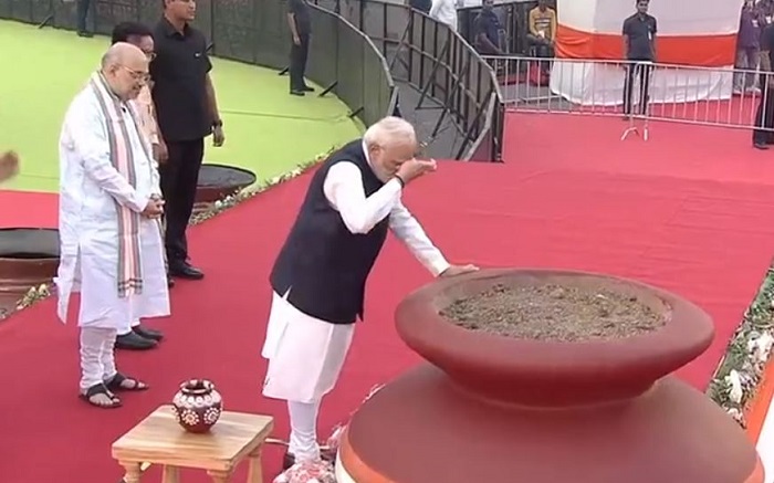पीएम मोदी ने देश भर से दिल्ली पहुंची मिट्टी का लगाया तिलक