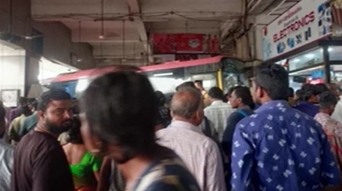 विजयवाड़ा में प्लेटफॉर्म से टकराई यात्रियों से भरी बस