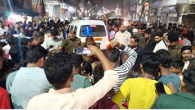 सुल्तानपुर गभड़िया ओवरब्रिज पर दुर्घटना के बाद जमा भीड़