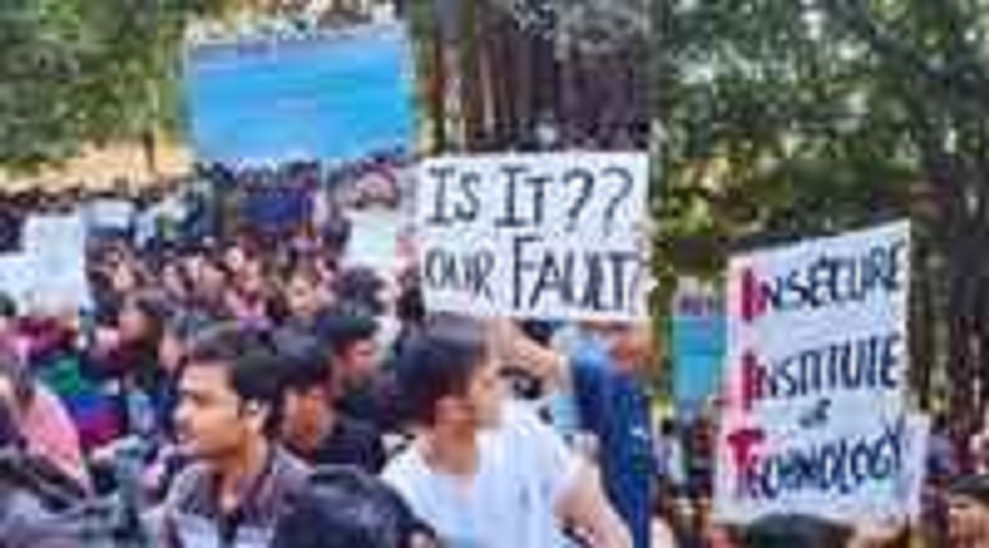 बीएचयू परिसर में छात्र गुटों में टकराव