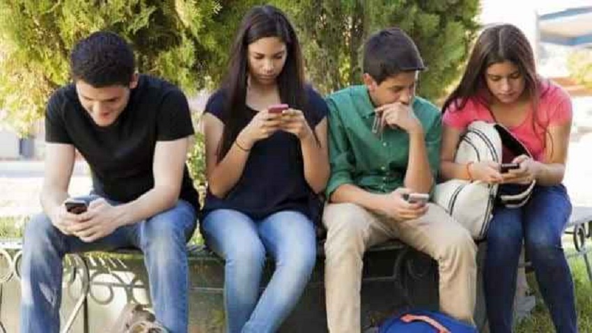 युवाओं में मोबाइल की लत हो रही खतरनाक