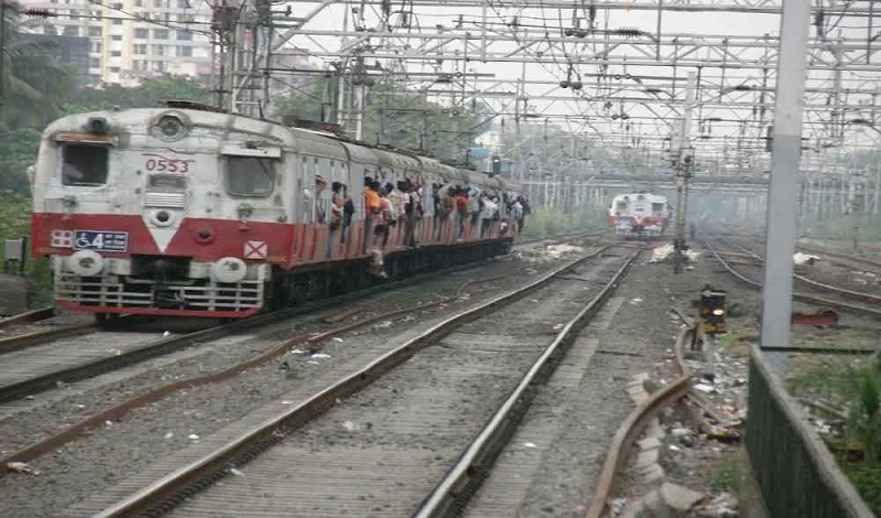 ठाणे में रेलगाड़ियों पर पथराव