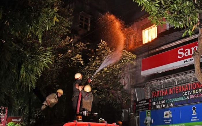 कोलकाता के चांदनी चौक में बहु मंजिला इमारत में लगी आग