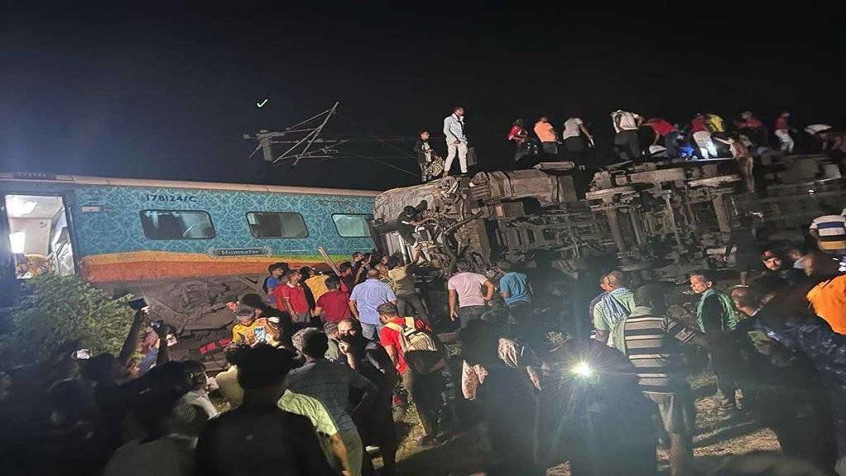 ट्रेन चालक ने आपातकालीन ब्रेक लगाया, दो लोगों की मौत