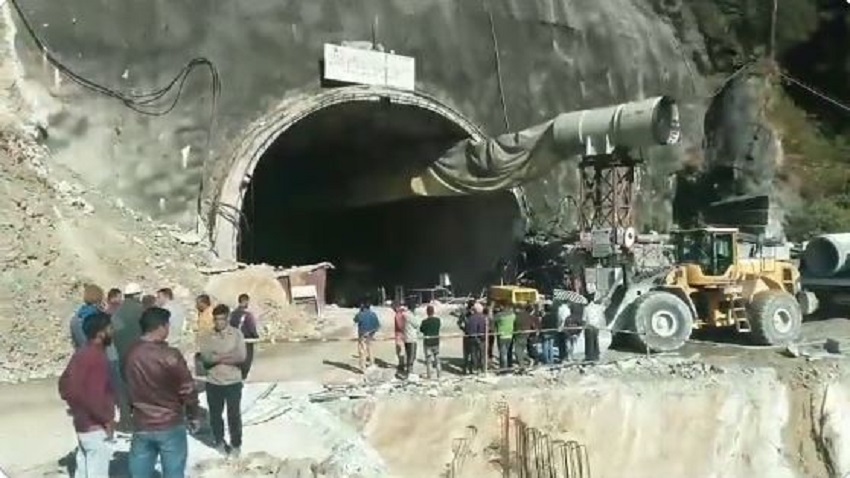 ब्रह्मखाल-यमुनोत्री राजमार्ग पर टूटी सुरंग