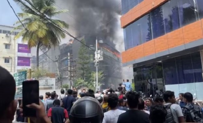 बेंगलुरु में एक व्यावसायिक इमारत में लगी भीषण आग