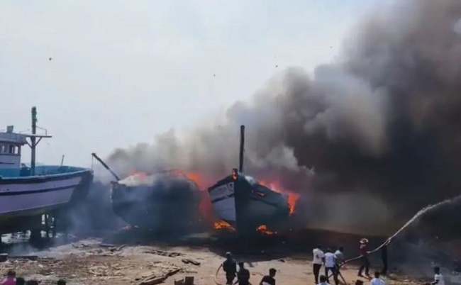 उडुपी में नाव में लगी आग