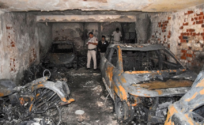 पूर्वी दिल्ली की इमारत में लगी आग