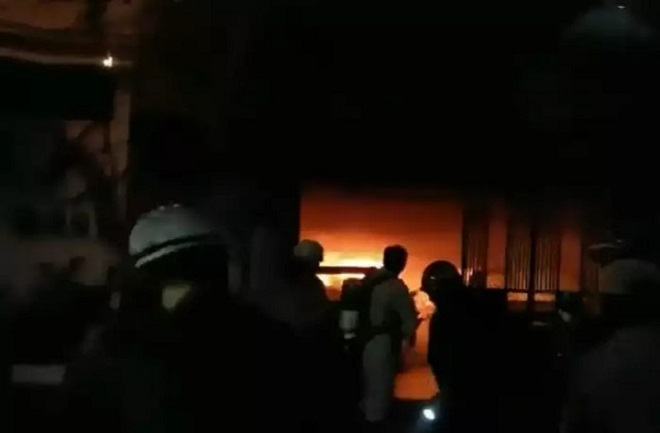 शकरपुर में रिहायशी इमारत में आग से हड़कंप