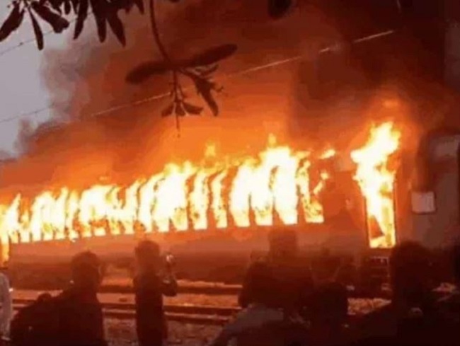 दिल्ली-दरभंगा एक्सप्रेस में लगी भीषण आग