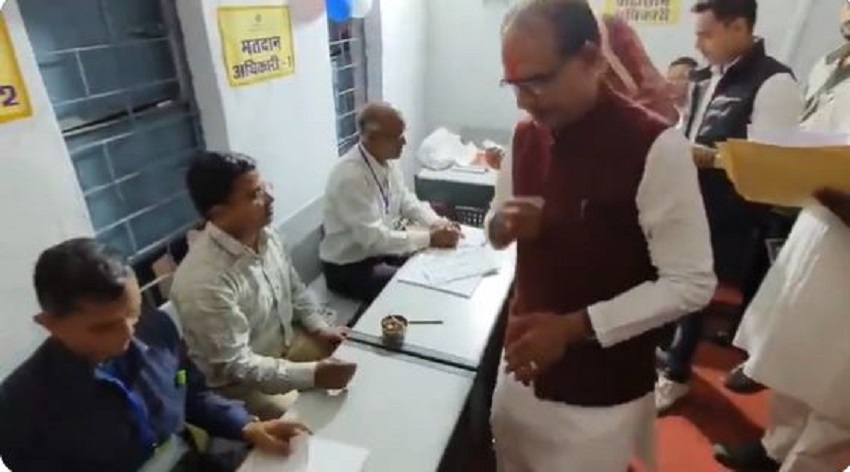 सीएम शिवाराज सिंह चौहान ने किया मतदान