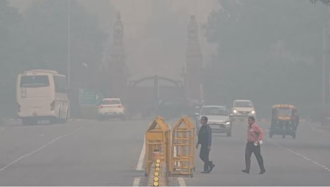 दिल्ली की वायु गुणवत्ता 'गंभीर' से 'बहुत खराब' श्रेणी में पहुंची