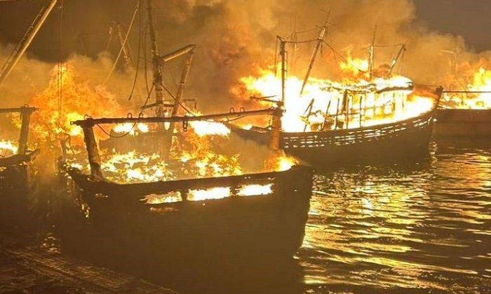 आग लगने से 35 नौकाएं जलकर खाक
