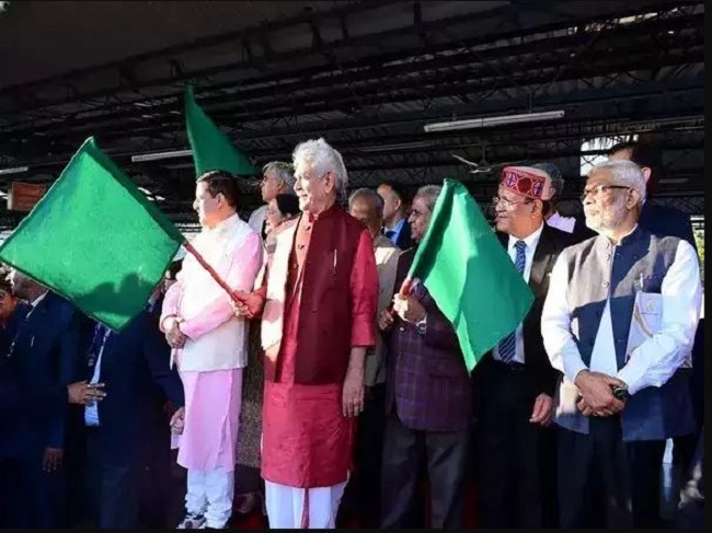 ज्ञानोदय एक्सप्रेस को  उपराज्यपाल  मनोज सिन्हा ने हरी झंडी दिखाई