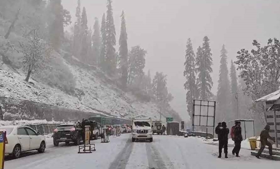 श्रीनगर में शीतलहरें तेज