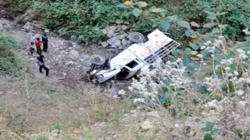 शिमला में खाई में गिरा वाहन, दो लोगों की मौत