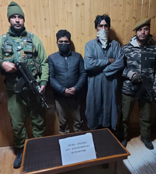 श्रीनगर में हथियार बरामद, दो लोग गिरफ्तार