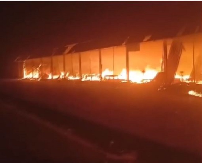 इटावा जिले में नई मंडी परिसर में लगी भीषण आग