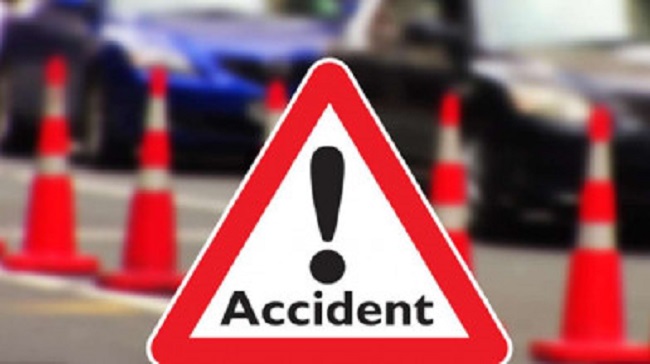 सड़क दुर्घटना में पति-पत्नी सहित तीन लोगों की मौत