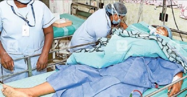महिला को बस ने मारी टक्कर डॉक्टरों ने एक पैर काटा