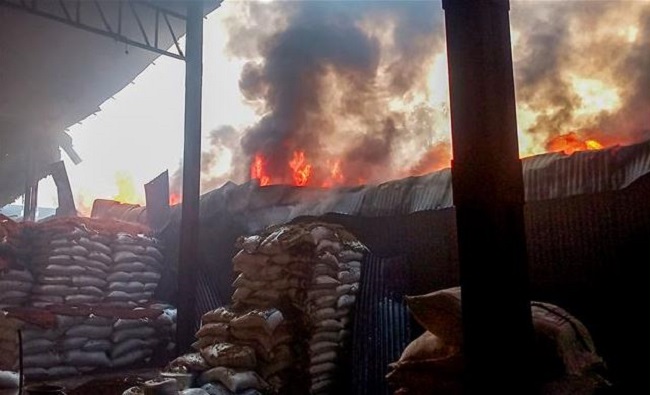 कोलकाता में कपड़ों के गोदाम में लगी आग