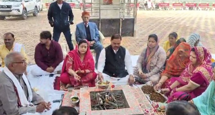 दिल्ली के पूर्व मंत्री जितेंद्र सिंह तोमर पूजा करते हुए