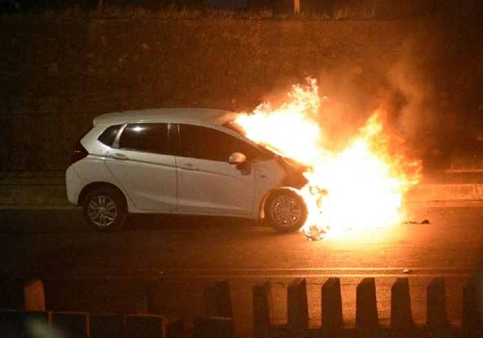 नोएडा में खड़ी गाड़ी में आग लगने से दो लोगों की जलकर मौत
