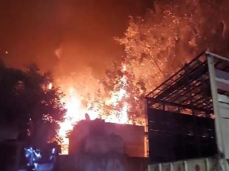 मंगोलपुरी में जूता फैक्टरी में आग लगी