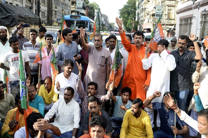 भाजपा समर्थकों ने कार्यकर्ता की गिरफ्तारी के विरोध में राजमार्ग अवरुद्ध