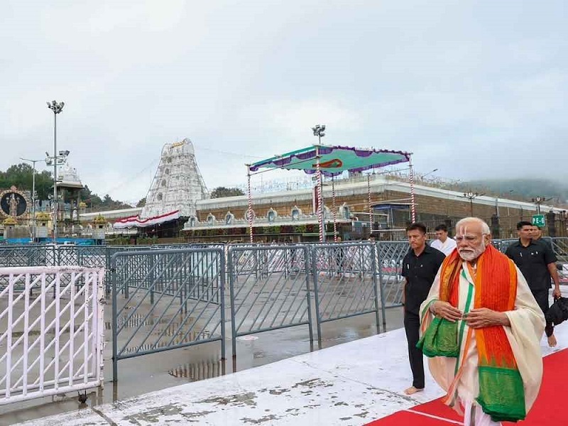 प्रधानमंत्री मोदी ने तिरुपति मंदिर में दर्शन किए