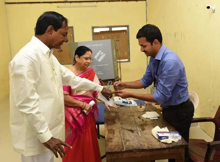 मुख्यमंत्री चंद्रशेखर राव ने पैतृक गांव में मतदान किया