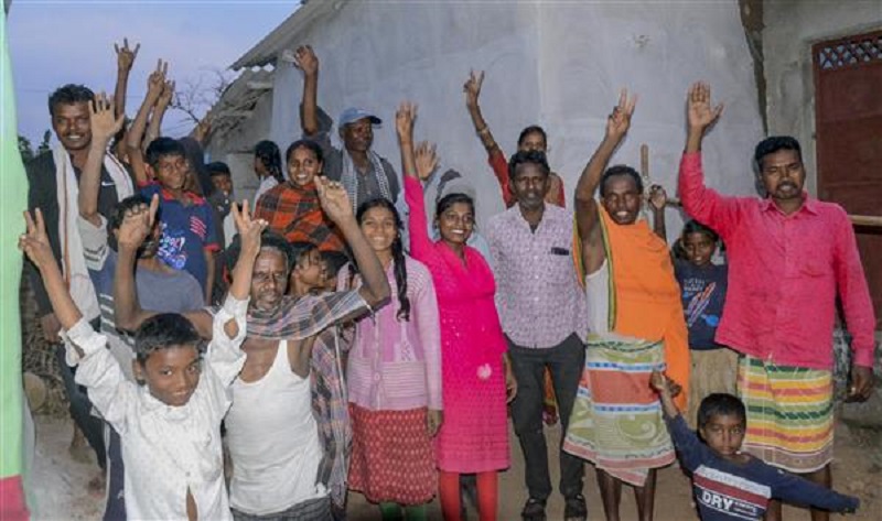 मजदूरों के गांव पहुंचने पर मनाया गया जश्न