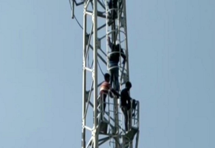 चंद्रपुर में ‘सेल’ इकाई के श्रमिक अपनी मांगों को लेकर बॉयलर टॉवर पर चढ़े