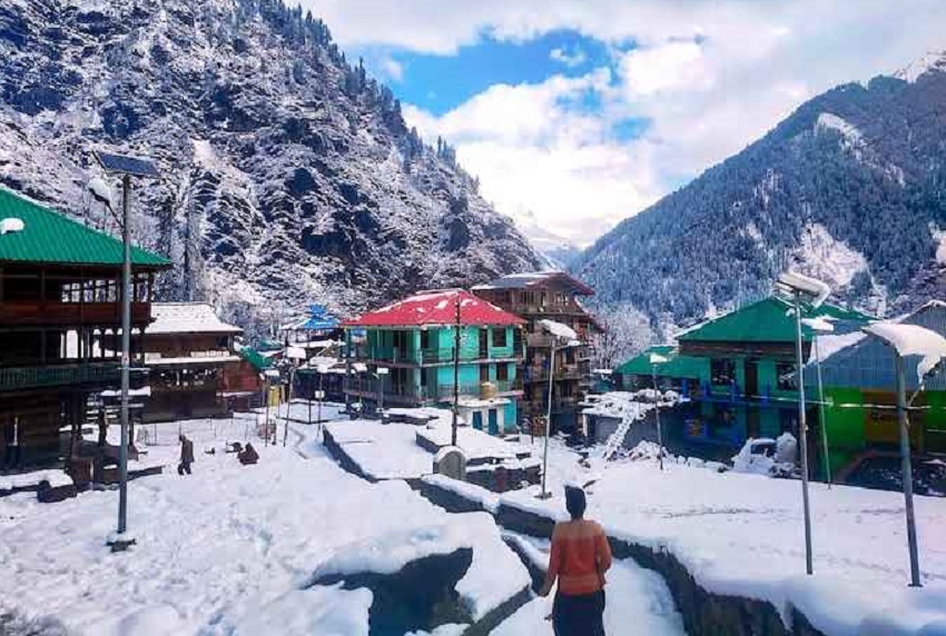 कश्मीर घाटी में बर्फवारी