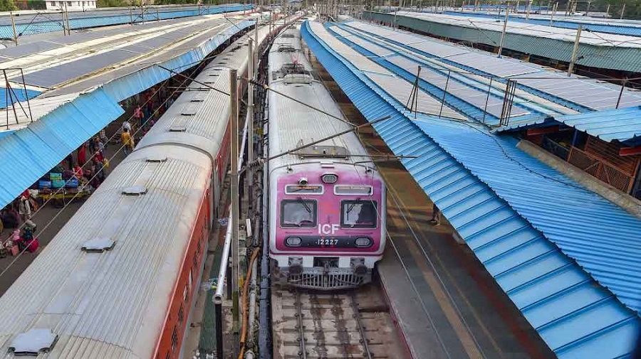 मध्य रेलवे की स्पेशल ट्रेनों की सौगात
