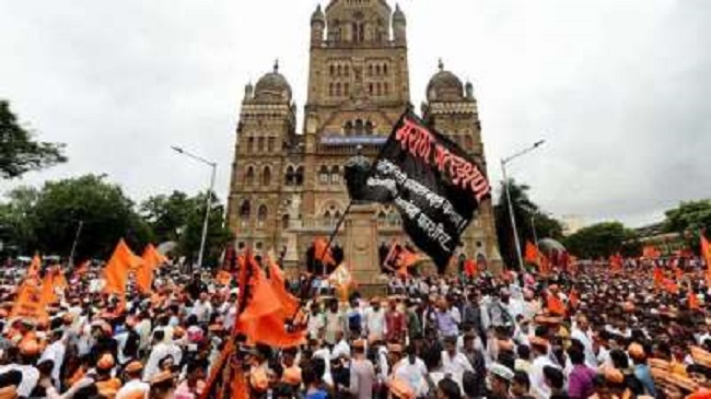 आरक्षण कार्यकर्ताओं ने महाराष्ट्र प्रदेश भाजपा अध्यक्ष को काले झंडे दिखाए