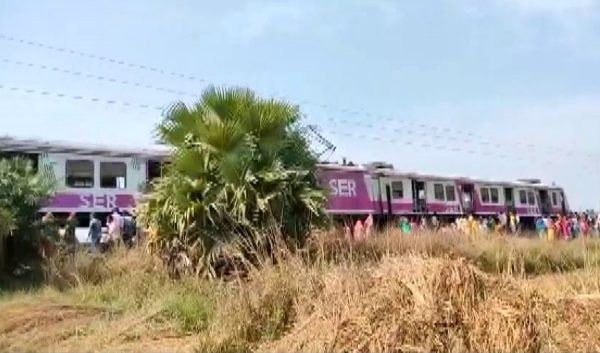 पश्चिम बंगाल में हावड़ा जंक्शन के पास लोकल ट्रेन का डिब्बा पटरी से उतरा