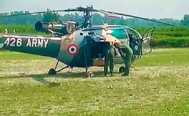हेलीकॉप्टर  हरियाणा के यमुनानगर में एक खेत में उतरा