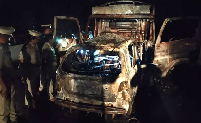 ट्रक से टक्कर के बाद कार में लगी आग