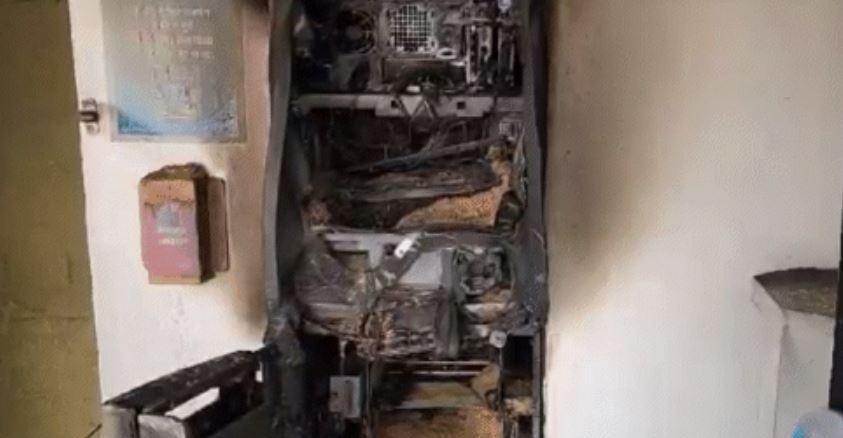 चोरों द्वारा जलाई गई एटीएम मशीन