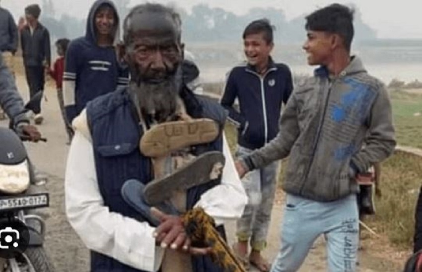 सिद्धार्थनगर जिले में बुजुर्ग को पहनाई जूतों की माला