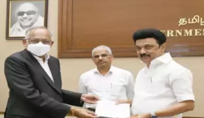 टीवीएस मोटर कंपनी चेयरमैन वेणु श्रीनिवासन ने  मुख्यमंत्री एमके स्टालिन को दान सौंपा