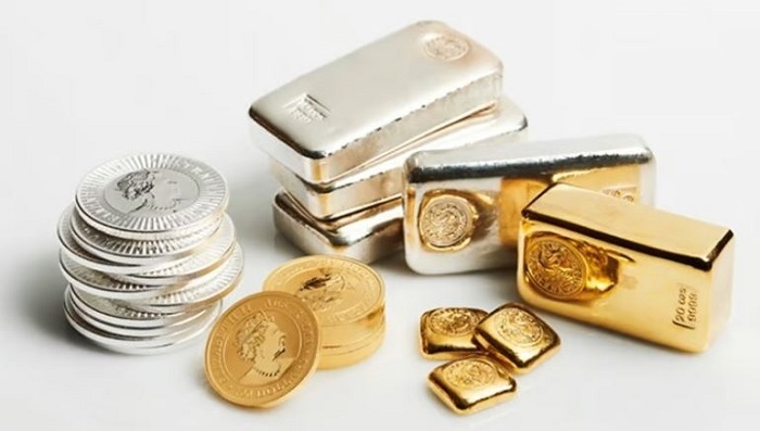 सोना 900 रुपये लुढ़का, चांदी 200 रुपये फिसली