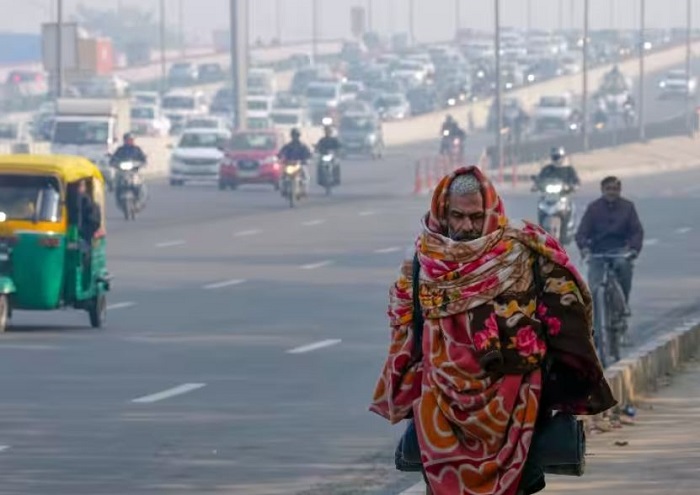 दिल्ली में बृहस्पतिवार को ठंडक बढ़ गई और धुंध भी छाई रही