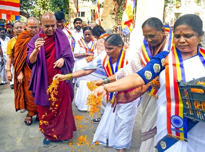 बौद्ध भिक्षुओं ने मुंबई में रैली निकाली