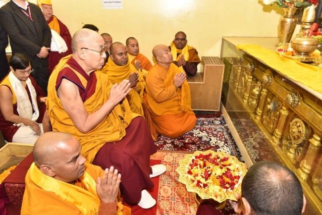 दलाई लामा ने बोधगया के महाबोधि मंदिर में पूजा-अर्चना की